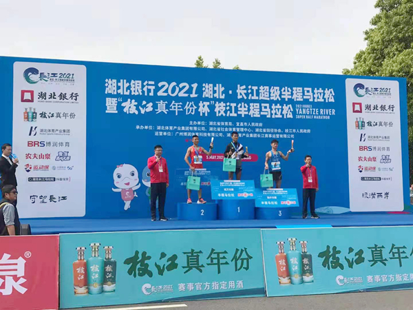 男子頒獎(jiǎng).jpg 男子頒獎(jiǎng).jpg